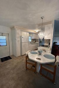 Lakefront Retreat • Patio + Grill • Pet Friendly