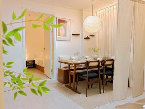 5 min to station, Direct Bus Access, 3BR, 4Beds, 2Beths, Entire 1st Floor House with Private Yard, Free Luggage Storage