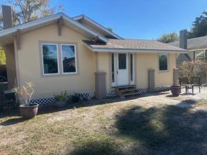 Cozy Bungalow Near Downtown
