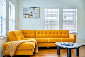 Luxury Montrose Condo with Pool Table Free Wine & Balcony