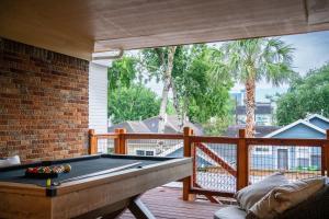 Luxury Montrose Condo with Pool Table Free Wine & Balcony