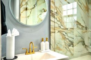 Luxury Montrose Condo with Pool Table Free Wine & Balcony