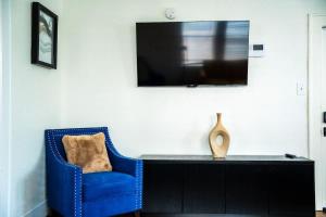 Luxury Montrose Condo with Pool Table Free Wine & Balcony