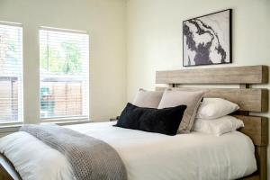Luxury Montrose Condo with Pool Table Free Wine & Balcony