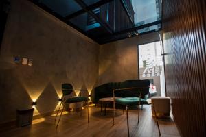 Luxury 1BR Oasis with City Views and Modern Comfort