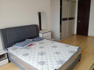 Country Garden Bay Master room for rent