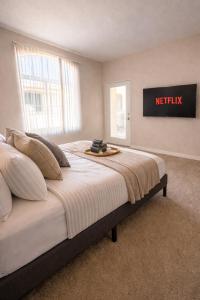 Resort Style 1 & 2 Bedroom Living Near Venice & MDR with Pool & Gym