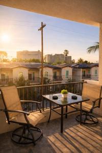 Resort Style 1 & 2 Bedroom Living Near Venice & MDR with Pool & Gym