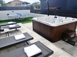 Apartments with parking space Maslenica, Novigrad - 25462