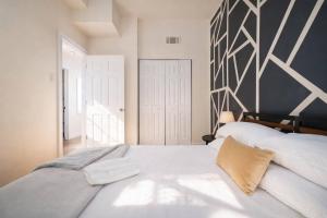 Flexhome Ukrainian Village 2BR - Private Balcony & Walkable Location