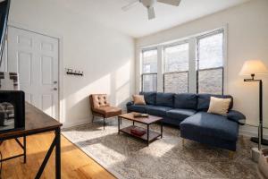 Flexhome Ukrainian Village 2BR - Private Balcony & Walkable Location