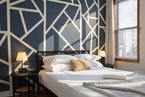 Flexhome Ukrainian Village 2BR - Private Balcony & Walkable Location