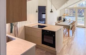 Stunning Home In Humble With Wifi