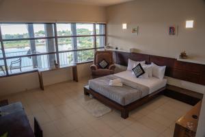 Lakeside Suites By cmb apartments