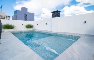 Stylish 1BR King bed Pool Gym BBQ Prime Area