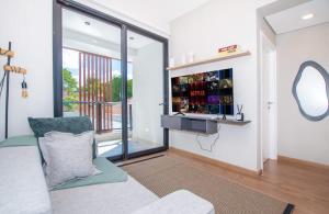 Stylish 1BR King bed Pool Gym BBQ Prime Area