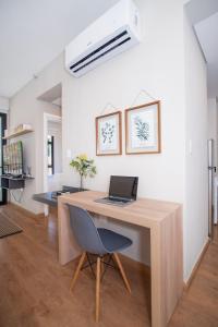 Stylish 1BR King bed Pool Gym BBQ Prime Area