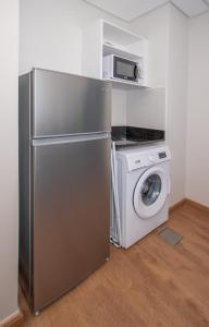 Stylish 1BR King bed Pool Gym BBQ Prime Area