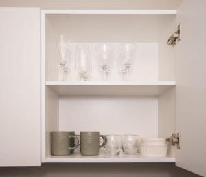 Stylish 1BR King bed Pool Gym BBQ Prime Area