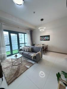 Modern Spacious 2BR in BGC with Direct Mall Access