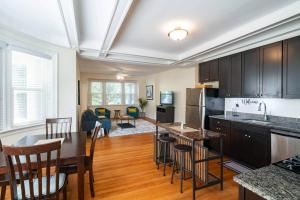 Cool “Blue” 2-bdrm Apt in Suburbs wFree Parking