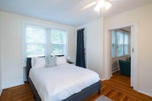 Cool “Blue” 2-bdrm Apt in Suburbs wFree Parking