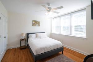 Cool “Blue” 2-bdrm Apt in Suburbs wFree Parking