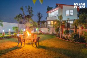 StayVista at Cottage Rivera with Lawn, Bonfire