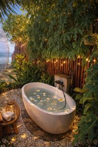 Bubble 5 - Luxury Honeymoon Dome With Bath Uluwatu