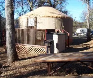 Lake of the Springs Camping Resort Yurt 1 - نيفادا سيتي