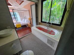 HULA HULA RESORT l truly tropical and fun wellness
