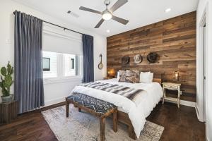 HonkyTonk Vibe in East Nashville - close to Broadway