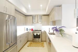 Luxury Beverly Hills Adjacent Oasis