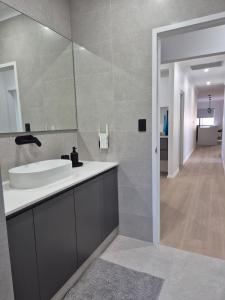 Coastal Elegance 3BR 2BA Near Beach & City