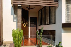 Glass River Retreat by Alaya Stays 4-BHK Riverside Getaway with Private Pool, Lakeside Sit-Out & Lounge Area Near Aluva Railway & Metro Station