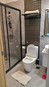 classy apartment with swimming pool ,fully equipped gym ,child play area and close proximity to shopping malls and great breathtaking views