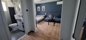 HoneyBee6 - Garden studio close to the port & airport