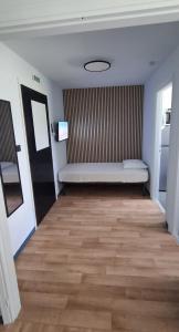 HoneyBee6 - Garden studio close to the port & airport