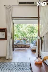 StayVista at Waves by the Beach with Beach Access, Pool, Lawn