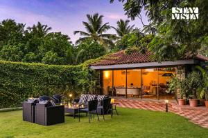 StayVista at Waves by the Beach with Beach Access, Pool, Lawn