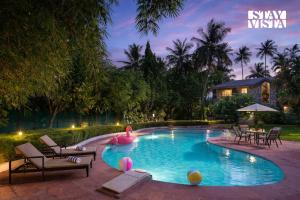 StayVista at Waves by the Beach with Beach Access, Pool, Lawn