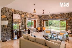 StayVista at Waves by the Beach with Beach Access, Pool, Lawn