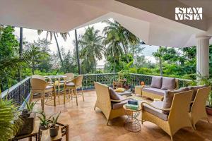 StayVista at Waves by the Beach with Beach Access, Pool, Lawn