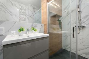 Modern Apartment with Parking and Balcony by Noclegi Renters