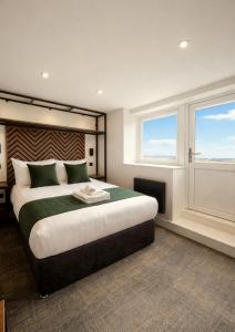 Glass Tower - By Central Beach Leisure