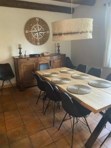 Provençal farmhouse and pool - 4 bedrooms - up to 10 people