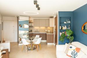 Appartement luxe vue mer et collines avec piscine