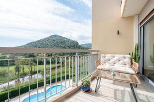 Appartement luxe vue mer et collines avec piscine