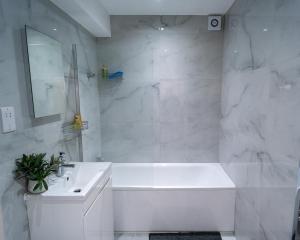 2 Bedroom penthouse flat in Dartford with free parking and next to station