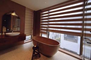 Hanoi Old Quarter Golden Hour Retreat - Quiet Charm in the City